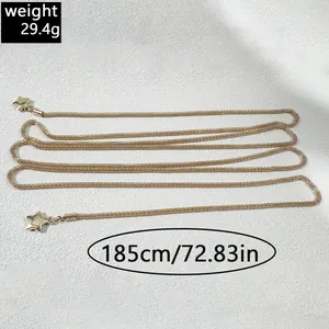 Detalle del collar de cadena de malla dorada de 185 cm con colgantes de estrellas