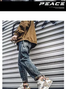 Dettaglio delle sneakers retrò da uomo con motivi paisley e stile utility robusto