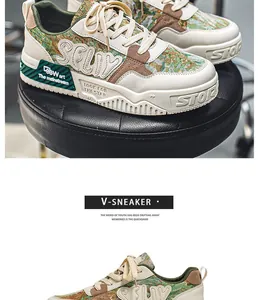 Detaillierte Ansicht stilvoller Herren-Plateau-Canvas-Sneaker mit grüner Textur