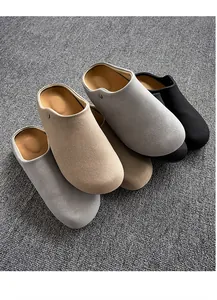 Λεπτομερής προβολή ανδρικών loafers mule υψηλής ποιότητας σε διάφορα ουδέτερα χρώματα