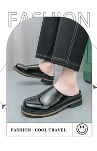 Primo piano laterale di sabot da uomo in vernice nera lucida con suola spessa e alla moda.