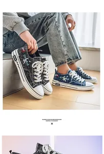 Dettaglio di scarpe da ginnastica in tela denim traspirante per uomo con lacci bianchi e stampe