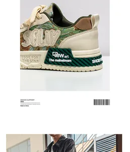 Detailansicht modischer Herren-Segeltuch-Sneaker mit Patchwork-Design und dicken Sohlen.