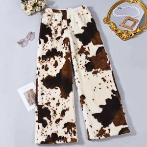 Detailansicht der kuscheligen braun-weißen Polarvlies-Hose mit Kuhmuster für Damen