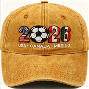 Detailansicht der 2026 USA Kanada Mexiko Fußballstickerei auf einer Vintage-Kappe
