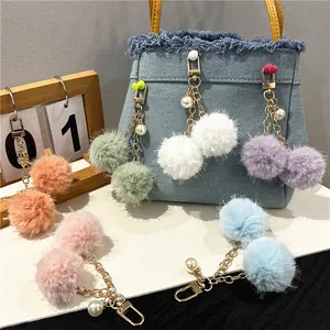 Lindo colgante para bolso con pompones dobles de felpa de colores, perla y cierre dorado