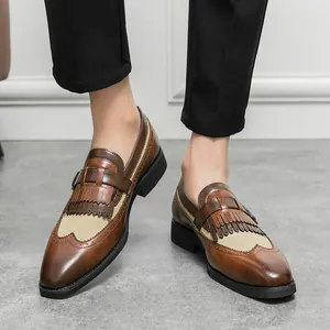Eleganti mocassini uomo in pelle marrone stile brogue con nappe e punta sottile.