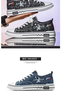 Dettaglio di scarpe da ginnastica in tela denim traspirante con stampa astronauta