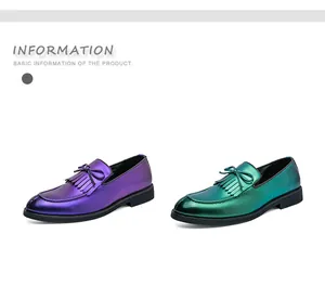 Primer plano de elegantes mocasines con borlas en púrpura y verde metálico para hombres
