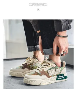 Detaillierte Makroansicht von Herren-Retro-Sneakern mit Stickerei und dicker Sohle im Streetstyle.