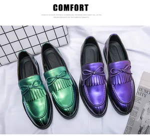 Vista detallada de mocasines vintage para hombre en cuero metalizado verde y morado