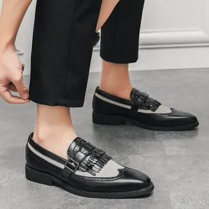 Mocassini Brogue da uomo con nappe, stile britannico, bicolore e dettaglio fibbia