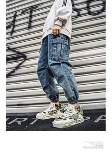 Dettaglio delle sneakers vintage con stampa orso paisley e patchwork in tela e pelle.