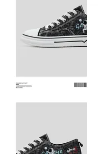 Vista macro dettagliata di sneakers in tela denim nera con grafica di astronauta