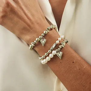 Elegantes silbernes Armband-Set mit Herzanhängern, unregelmäßigen Perlen und weißen Perlen