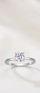 Detail eines Rings aus 925er Sterlingsilber mit funkelndem Moissanit-Stein