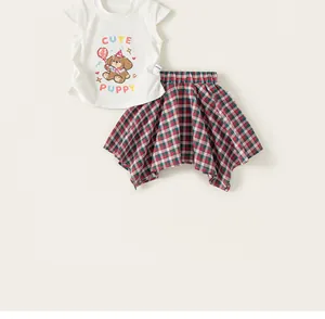 Dettaglio completo estivo bambina con t-shirt cucciolo e gonna a quadri