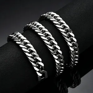 Drei polierte silberne Titanstahl-Armbänder mit Cuban Link-Gliedern auf einem schwarzen Display