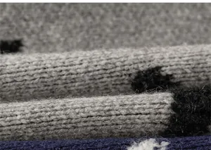 Macro-detail van hoogwaardig zacht gebreid materiaal op kindertrui met sterpatroon