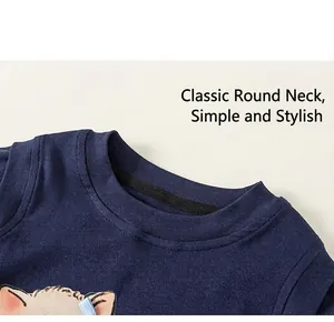 Primo piano del classico girocollo su una t-shirt estiva per bambini blu navy di qualità