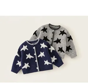 Detailoverzicht van marineblauwe en grijze gebreide kindervesten met sterpatroon.