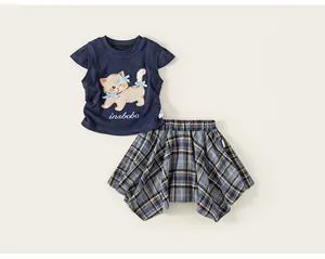 Dettaglio del set bambina con t-shirt blu scuro gattino e gonna a quadri irregolare