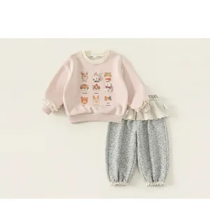 Vista dettagliata della felpa rosa con stampa animalier e pantaloni a pois da bambina