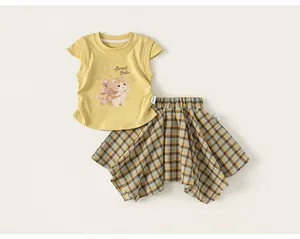 Completo estivo da bambina 2 pezzi con t-shirt gatto gialla e gonna a scacchi