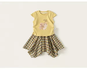 Vista dettagliata del set bambina con maglia gialla gatto e gonna a quadri asimmetrica