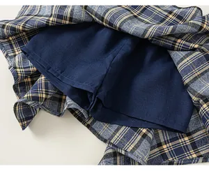 Dettaglio del pantaloncino interno blu scuro di questa gonna a quadri per bambina.