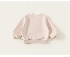 Vista posteriore della felpa rosa per bambine con delicati dettagli di volant sui polsini