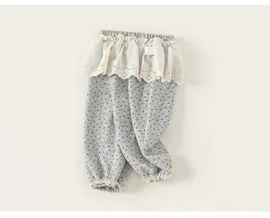 Pantaloni grigi a pois per bambina con eleganti volant in pizzo color crema in vita e alle caviglie