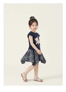 Elegante completo estivo da bimba con maglia gatto e gonna a quadri asimmetrica