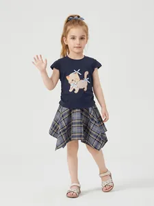 Completo estivo da bambina con t-shirt blu scuro e gonna scozzese asimmetrica
