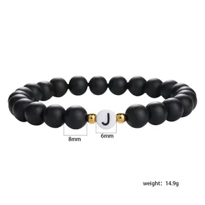 Gedetailleerde weergave van zwarte kralenarmband met letter J en 8mm bead size