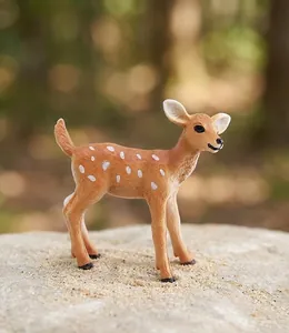 Figurine réaliste de cerf sika miniature avec détails de poids pour décoration intérieure.