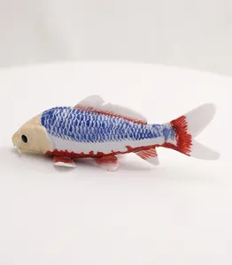 Vue détaillée d'un modèle de carpe brocart réaliste pour la décoration aquatique.