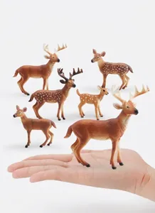 Figurines réalistes de cerf de forêt montrées dans la main pour illustrer la taille réelle