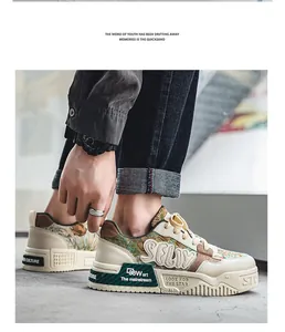 Detailaufnahme trendiger Herren-Sneaker mit dicker Sohle und grünem Stickmuster