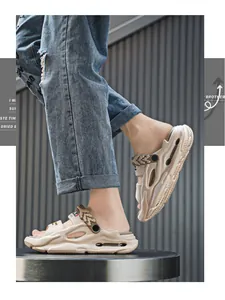 Detailaufnahme von stylischen beigen EVA-Clogs mit dicker Sohle am Modell getragen