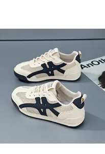 Λεπτομερής άποψη αναπνεύσιμων sneakers με χοντρή λευκή σόλα και σκούρες μπλε λεπτομέρειες.