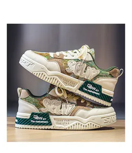 Nahaufnahme von trendigen Herren-Sneakern mit Canvas-Muster und Plateausohle.