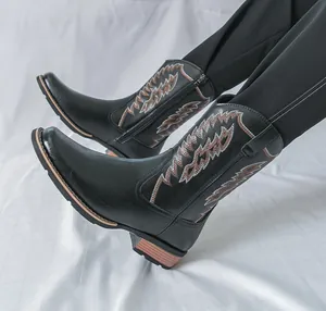 Detailansicht der schwarzen Vintage-Leder-Cowboystiefel für Herren mit Flammenstickerei.