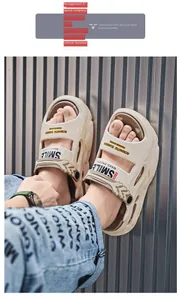 Nahaufnahme beiger EVA-Sandalen mit dicker Sohle und 'SMILE'- sowie 'ROMANTIC SUMMER'-Print