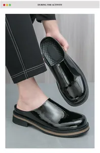Primo piano di sabot da uomo in vernice nera lucida con suola platform spessa