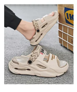 Detaillierte Seitenansicht beiger EVA-Strandsandalen mit dicker weicher Sohle.