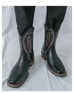 Detailansicht schwarzer Westernstiefel für Herren mit aufwendigen Zierstickereien