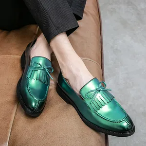 Elegantes mocasines vintage de cuero verde metalizado para hombre con flecos y lazo