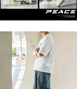 Detailansicht von Herren-Sneakern mit dicker Sohle, kombiniert mit weißem T-Shirt und Jeans.