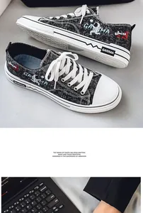Vista dettagliata delle scarpe in tela nera 2025 con una stampa di un astronauta.